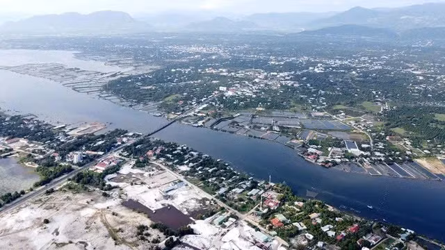 Một góc đầm Thủy Triều, H.Cam lâm