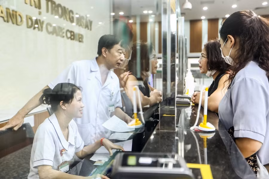 Cán bộ y tế tư vấn đăng ký khám chữa bệnh cho người dân. Ảnh minh họa: Nguyễn Khánh/TTO