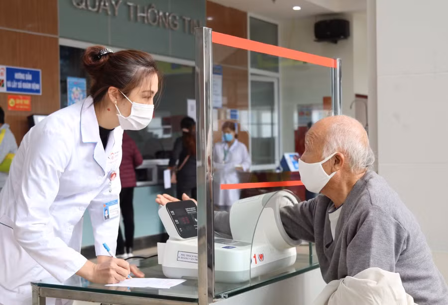 Người cao tuổi thường xuyên đi khám-chữa bệnh bằng bảo hiểm y tế. Ảnh nguồn thoibaotaichinhvietnam.vn