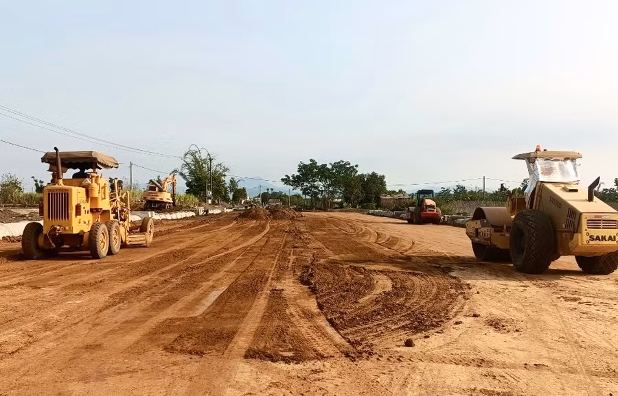 Các đơn vị thi công đẩy nhanh tiến độ thực hiện Dự án đường hành lang kinh tế phía Đông (đường tránh quốc lộ 19) đi qua địa bàn TP. Pleiku. Ảnh: M.P