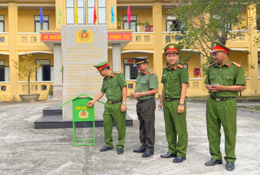 Công an huyện Ia Pa đóng góp tiền vào thùng tiết kiệm vì người nghèo để tổ chức các chương trình giúp đỡ người dân có hoàn cảnh khó khăn trên địa bàn. Ảnh: R.H