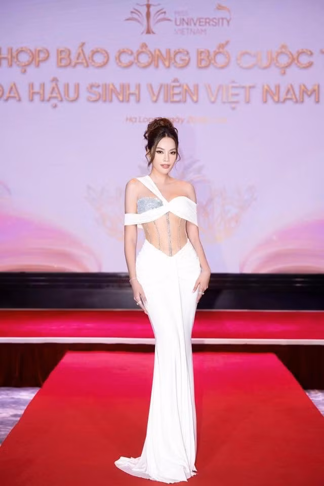Lê Hoàng Phương diện váy xuyên thấu khoe đường cong nóng bỏng tại sự kiện Lê Hoàng Phương diện váy xuyên thấu khoe đường cong nóng bỏng tại sự kiện