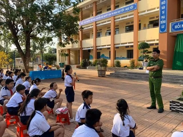 Thượng úy Phạm Văn Minh tổ chức các chuyên đề kỹ năng dành cho học sinh tiểu học