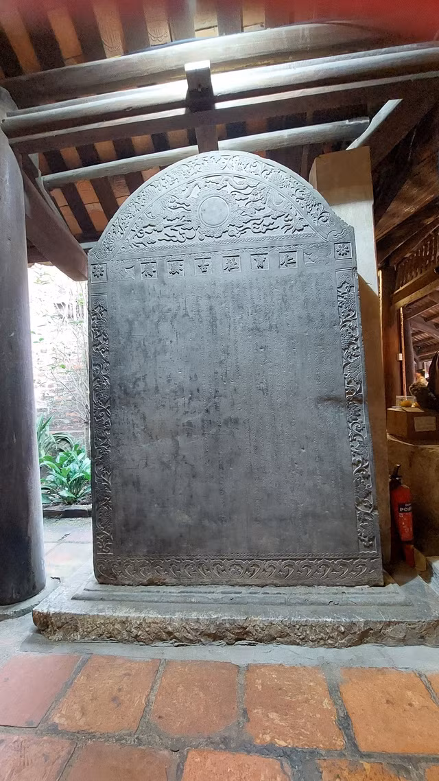 Tấm bia cổ trong chùa Chuông được dựng vào năm 1711 Tấm bia cổ trong chùa Chuông được dựng vào năm 1711