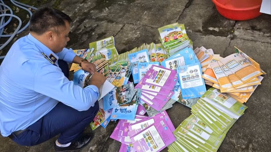 Hàng trăm quyển sách tiếng Anh không rõ nguồn gốc được phát hiện, tiêu hủy. Ảnh: T.H Hàng trăm quyển sách tiếng Anh không rõ nguồn gốc được phát hiện, tiêu hủy. Ảnh: T.H