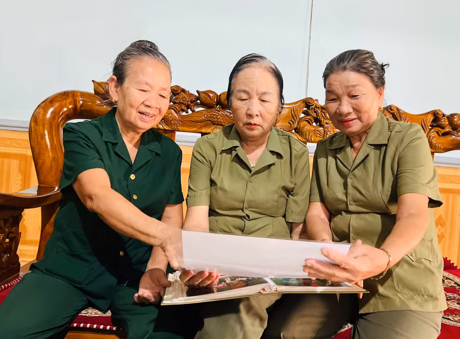 Các cựu thanh niên xung phong (từ phải sang): Nguyễn Thị Vượng, Nguyễn Thị Tiến, Đinh Thị Dởn chia sẻ kỷ niệm khi xem những hình ảnh trong hành trình thăm lại chiến trường xưa. Ảnh: P.L