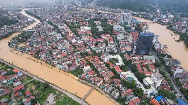 Nước lũ sông Bằng dâng cao, nhiều đoạn tràn vào khu dân cư Nước lũ sông Bằng dâng cao, nhiều đoạn tràn vào khu dân cư
