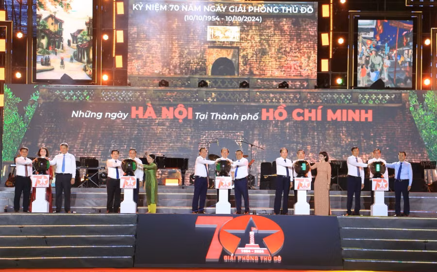 Các đại biểu thực hiện nghi thức khai mạc "Những ngày Hà Nội tại thành phố Hồ Chí Minh".