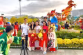 Người dân rạng rỡ diện áo dài du xuân tại khu vực trung tâm Quy Nhơn trong ngày mùng 1 Tết Bính Ngọ 2026.