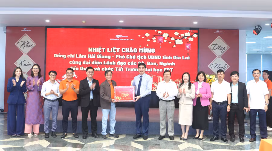 tang-qua-va-chuc-mung-nam-moi.jpg