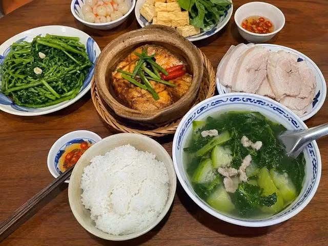 Để kiểm soát đường huyết tốt, mọi người cần hạn chế ăn nhiều đường bột và tránh tập trung quá nhiều calo vào bữa tối. Ảnh minh họa: N.Quý tạo từ ChatGPT