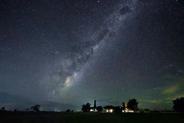 Trung tâm Dải Ngân hà được nhìn thấy gần Capilla del Sauce (Uruguay) hôm 8.3.2025. Ảnh: AFP