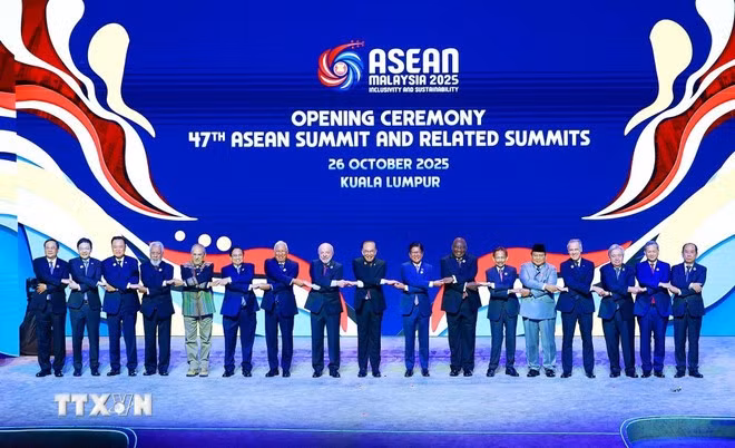 Thủ tướng Phạm Minh Chính và các Trưởng đoàn chụp ảnh chung tại Lễ khai mạc Hội nghị Cấp cao ASEAN lần thứ 47. Ảnh: Dương Giang/TTXVN