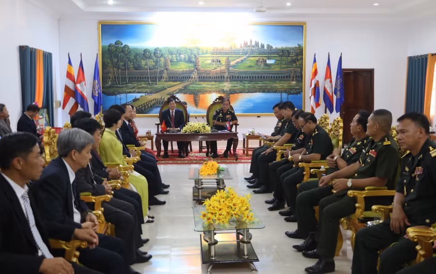 quang-canh-buoi-tham-chuc-tet-quan-khu-iv-quan-doi-hoang-gia-campuchia.jpg