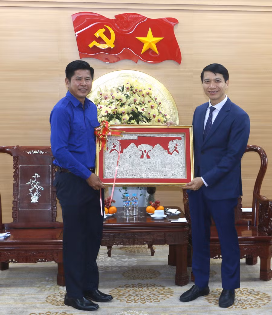 dong-chi-souvanhnalat-sihanonh-bi-thu-tinh-doan-champasak-tang-qua-luu-niem-cho-dong-chi-nguyen-ngoc-luong-quang-tan.jpg
