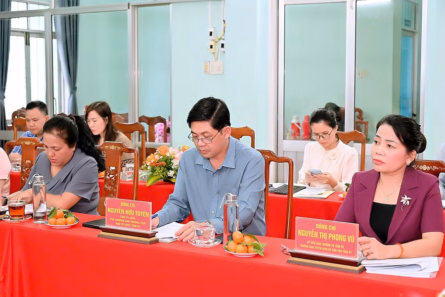 cac-dai-bieu-cung-lam-du-buoi-lam-viec-duc-thuy.jpg