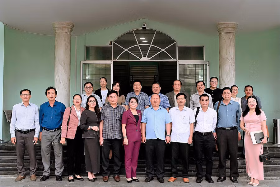pho-bi-thu-thuong-truc-tinh-uy-chu-tich-hdnd-tinh-rah-lan-chung-cung-doan-cong-tac-chup-anh-luu-niem-voi-tap-the-bao-va-phat-thanh-truyen-hinh-gia-lai.jpg