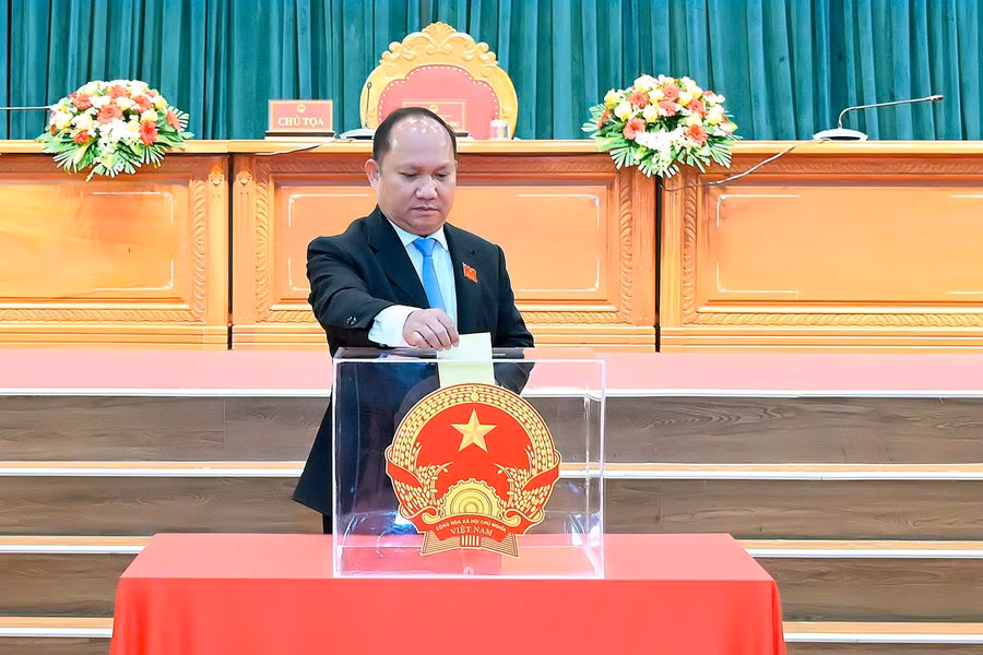 pho-bi-thu-thuong-truc-tinh-uy-chu-tich-hdnd-tinh-rah-lan-chung-bo-phieu-bau-cac-chuc-danh-hdnd-tinh-khoa-moi.jpg
