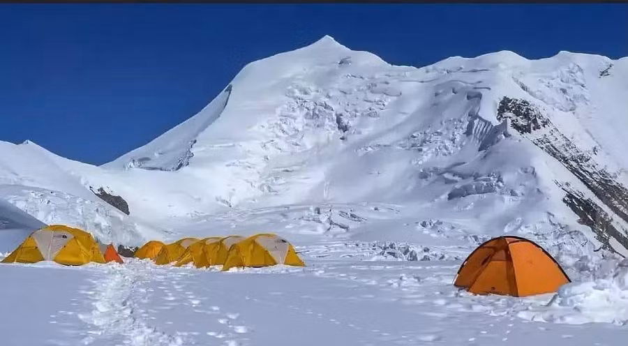 Bãi trại tại khu vực leo núi Himlung Himal. Ảnh: Ratopati