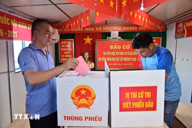 Thuyền viên tàu Hải An 68 bỏ phiếu bầu cử trên tàu Trường Sa 04. (Ảnh: TTXVN phát)