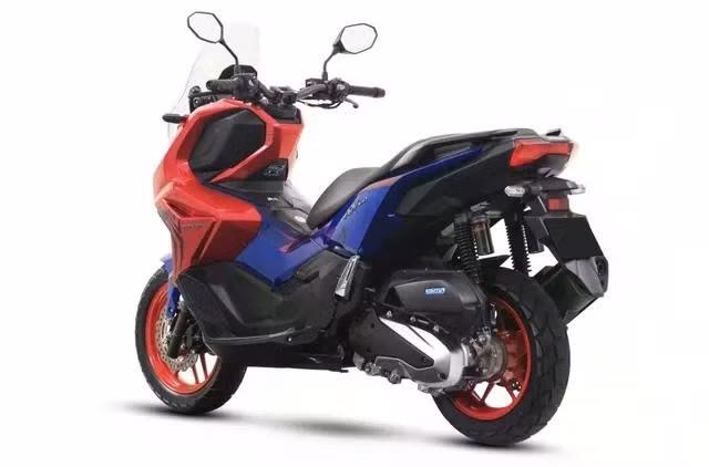 "Dàn áo" phiên bản này được phối màu sơn xanh - đỏ, trang trí theo phong cách của Người Nhện. Ảnh: Honda