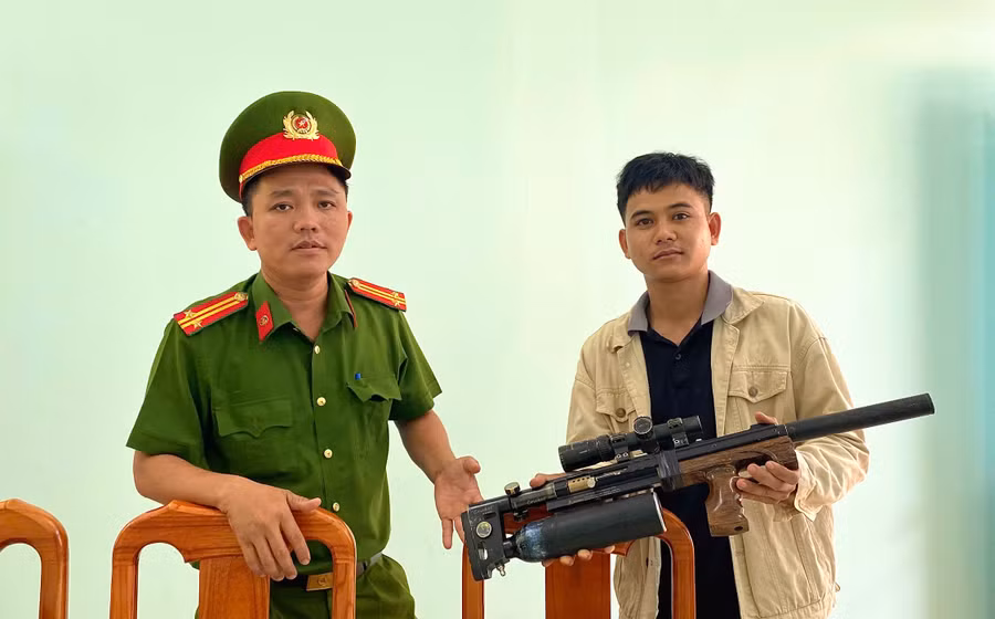 giao-nop-vu-khi.jpg