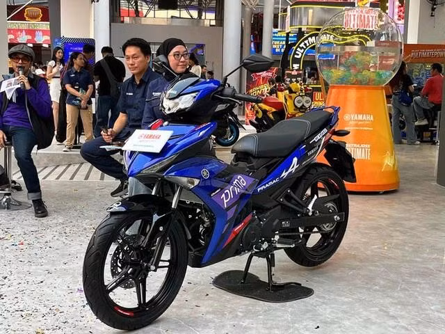 Phiên bản mới này khoác "dàn áo" phối màu theo phong cách xe đua của đội đua Prima Pramac Yamaha MotoGP. Ảnh: Otodetik
