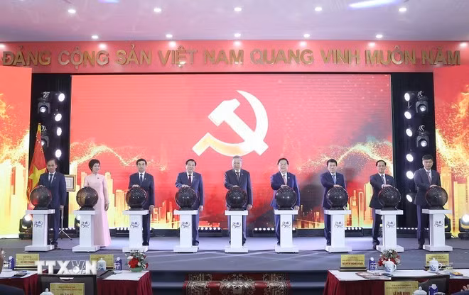 Tổng Bí thư Tô Lâm và các đại biểu thực hiện nghi thức khai trương trang thông tin Đại hội đại biểu toàn quốc lần thứ XIV của Đảng. (Ảnh: Thống Nhất/TTXVN)