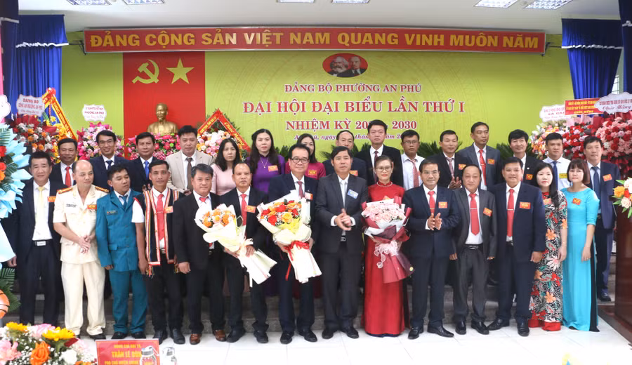 dong-chi-tran-minh-son-tang-hoa-chuc-mung-ban-chap-hanh-dang-bo-phuong-an-phu-quang-tan.jpg