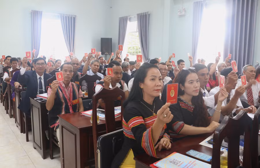 cac-dai-bieu-bieu-quyet-thong-qua-nghi-quyet-dai-hoi-quang-tan.jpg