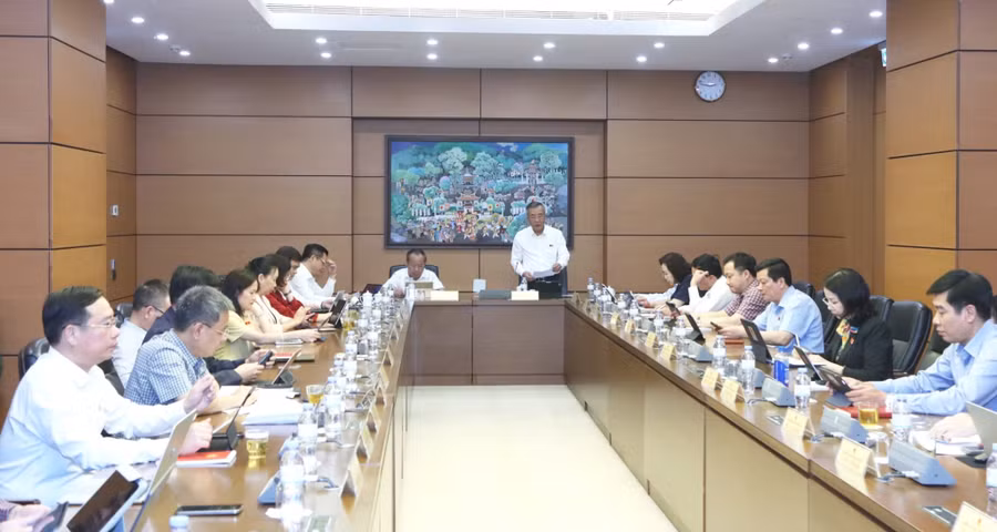 quang-canh-phien-thao-luan-o-to-chieu.jpg