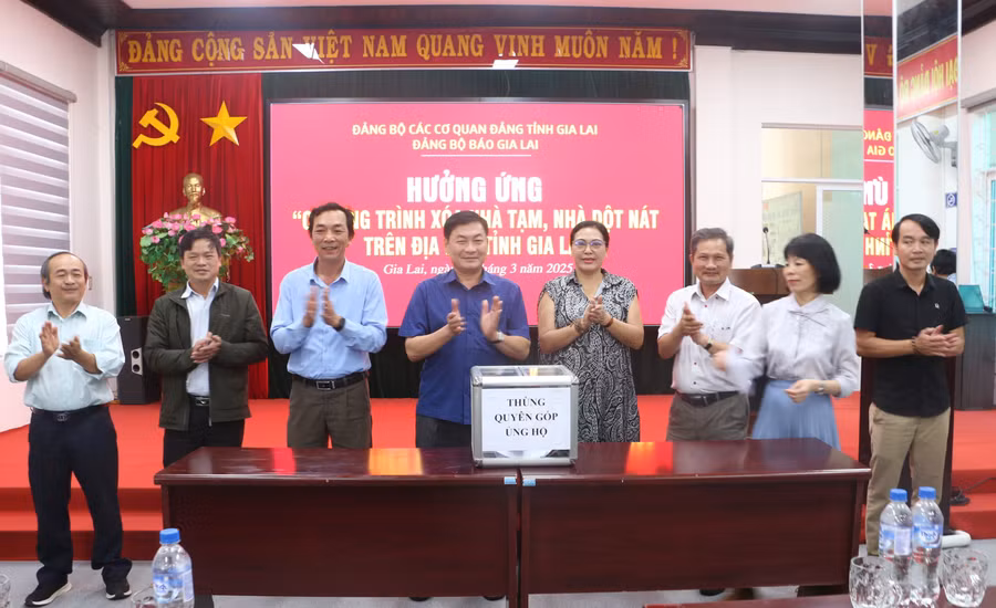 can-bo-chu-chot-cua-bao-gia-lai-chung-tay-ung-ho-chuong-trinh-xoa-nha-tam-nha-dot-nat-tren-dia-ban-tinh.jpg
