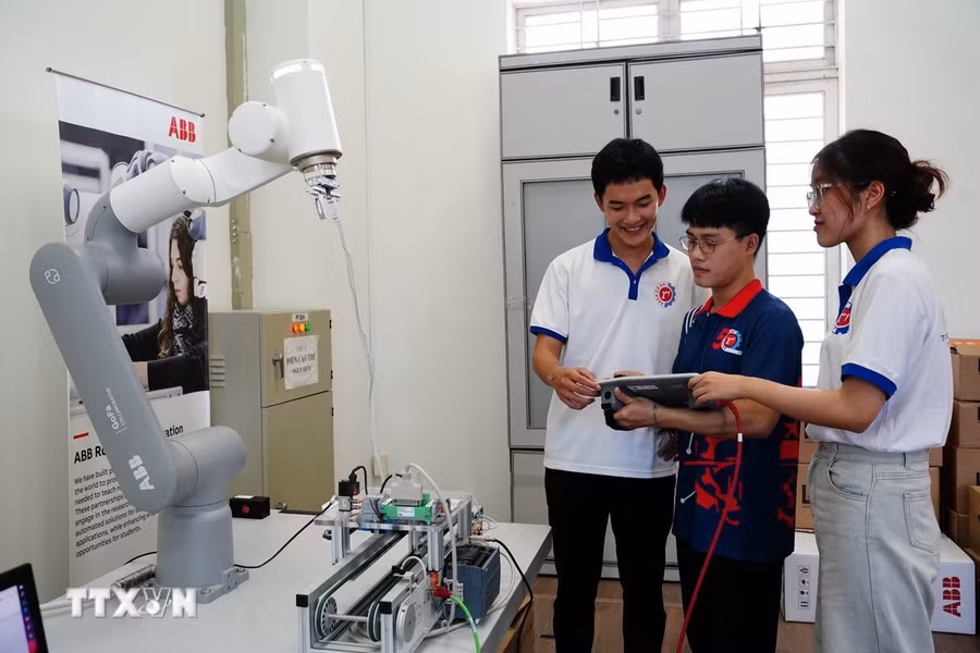 Phòng thí nghiệm trọng điểm quốc gia Cơ điện tử và ứng dụng, trường Đại học Bách khoa, Đại học Đà Nẵng. (Ảnh: TTXVN phát)