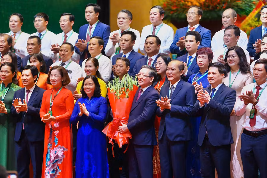 Ủy viên Bộ Chính trị, Bí thư T.Ư Đảng, Chủ tịch Ủy ban T.Ư Mặt trận Tổ quốc Việt Nam Bùi Thị Minh Hoài tặng hoa chúc mừng Ban Chấp hành T.Ư Hội Nông dân Việt Nam khóa IX