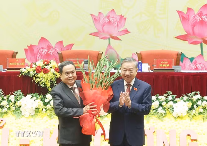 Tổng Bí thư Tô Lâm tặng hoa chúc mừng Đại hội (Ảnh: Thống Nhất/TTXVN)