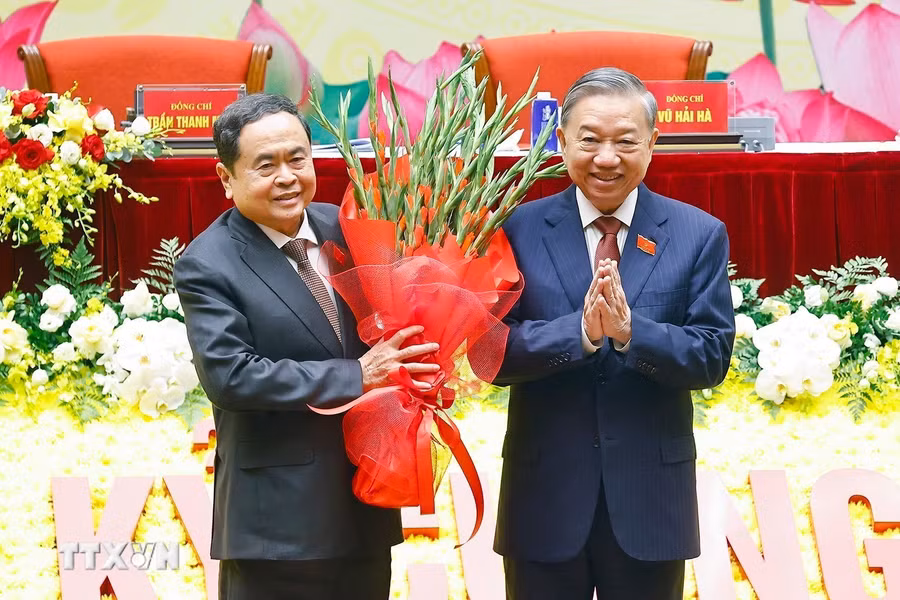 Tổng Bí thư Tô Lâm tặng hoa chúc mừng Đại hội. (Ảnh: Doãn Tấn/TTXVN)
