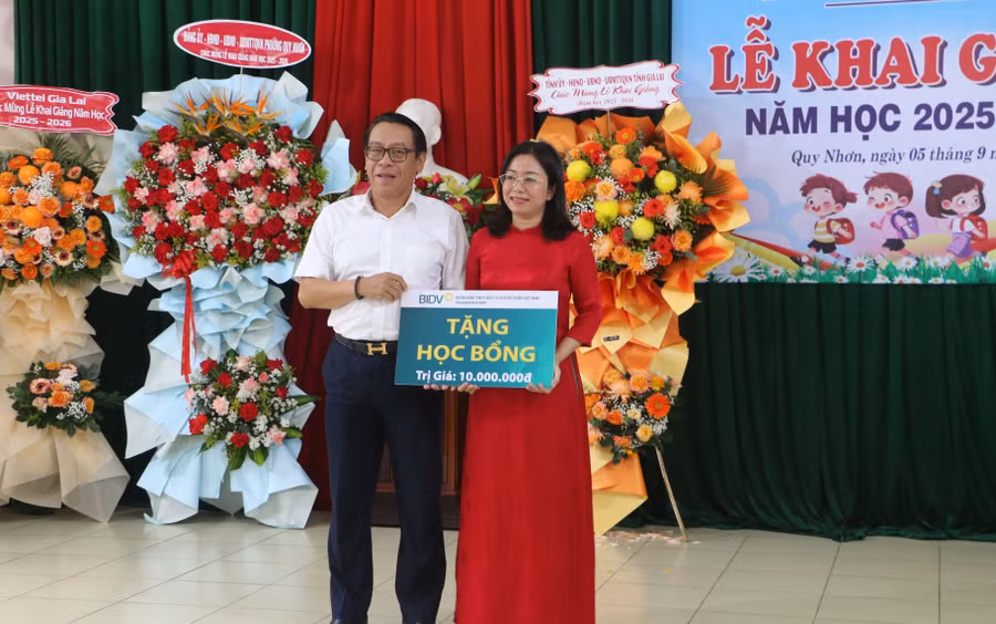 ngan-hang-bidv-chi-nhanh-binh-dinh-cung-da-trao-hoc-bong-cho-cac-em-hoc-sinh-co-hoan-canh-kho-khan-voi-tong-gia-tri-10-trieu-dong-anh-quang-tan.jpg