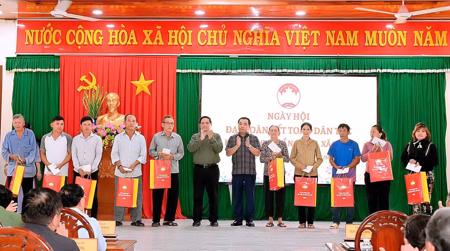 tang-qua-cho-cac-ho-dan-bi-thiet-hai-do-bao-so-13-gay-ra.jpg