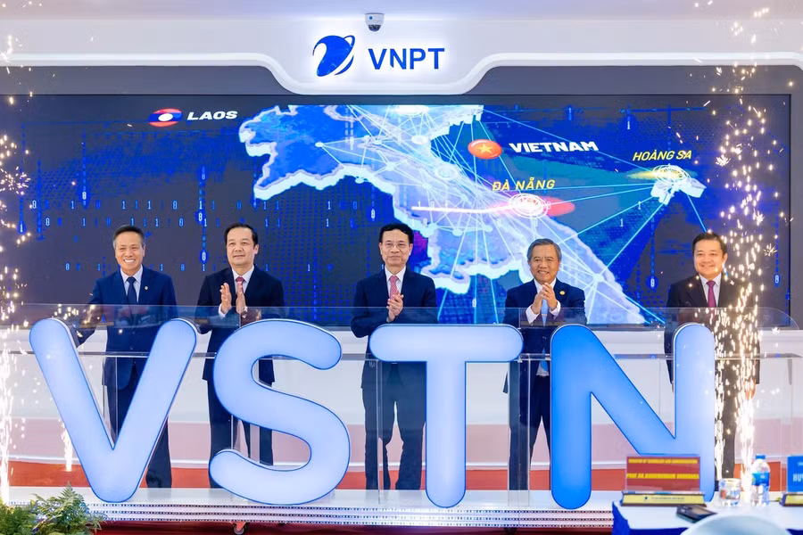Các đại biểu ấn nút khai trương tuyến cáp VSTN chiều 4/8.