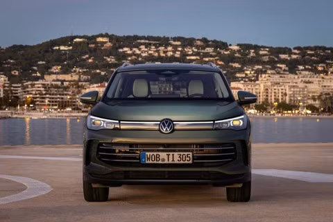 Volkswagen Tiguan có kích cỡ của một mẫu SUV hạng C.