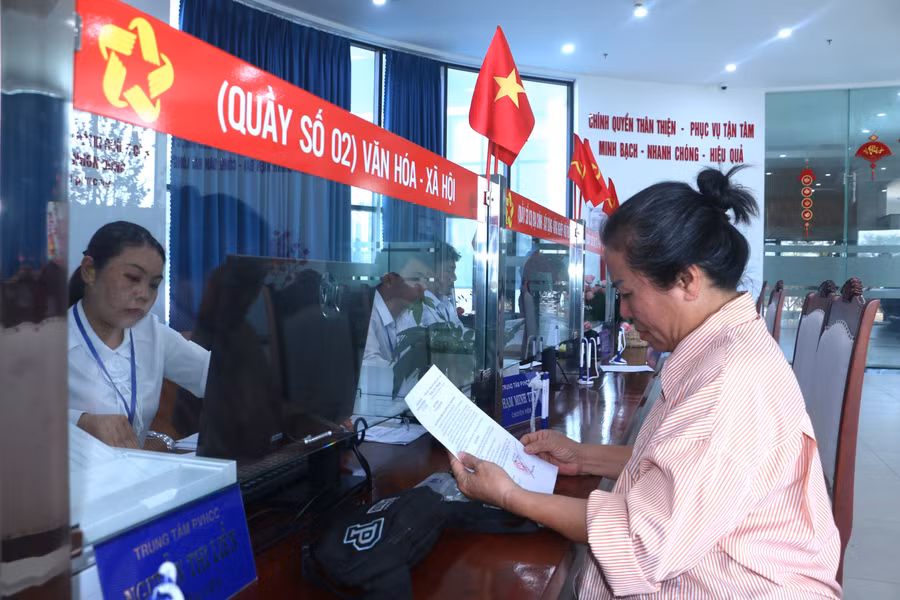 a-mai-thi-xuan-phuong-khu-pho-6-phuong-quy-nhon-dong-duoc-can-bo-huong-dan-thuc-hien-cac-thu-tuc-rat-nhanh-chong-quang-tan.jpg
