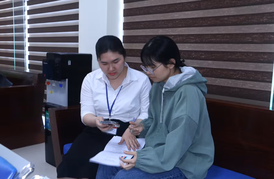 chi-vo-thi-my-nhu-ben-phai-o-phuong-tuy-hoa-tinh-dak-lak-rat-hai-long-voi-thai-do-phuc-vu-cua-can-bo-tai-trung-tam-phuc-vu-hanh-chinh-cong-tinh.jpg