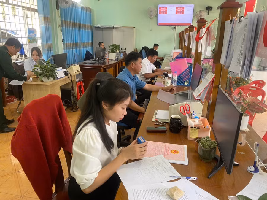 can-bo-trung-tam-phuc-vu-hanh-chinh-cong-xa-ia-khuol-co-mat-tu-som-giai-quyet-cac-thu-tuc-hanh-chinh-cho-nguoi-dan-va-doanh-nghiep.jpg