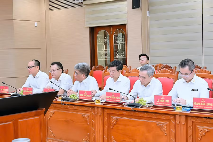 cac-thanh-vien-cua-doan-cong-tac-cua-thanh-vien-ban-chi-dao-trung-uong-pctn-lang-phi-tieu-cuc-tham-gia-buoi-lam-viec-duc-thuy.jpg