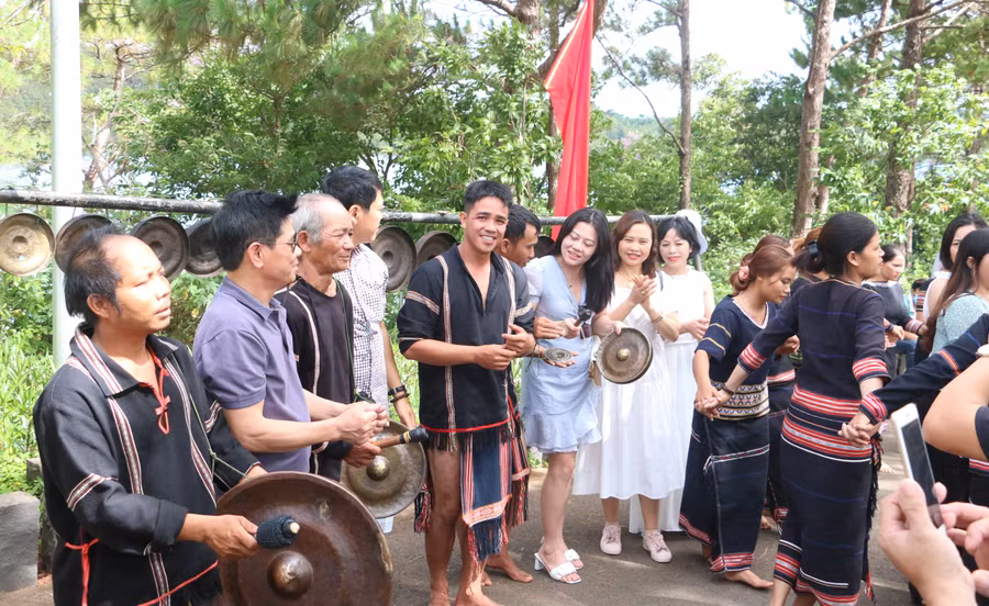 du-khach-duoc-trai-nghiem-danh-cong-chieng-nhay-xoang-cung-nguoi-dan-ban-dia-tai-khu-du-lich-sinh-thai-bien-ho.jpg