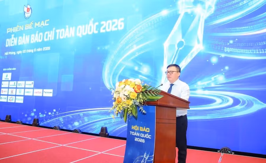 Chủ tịch Hội Nhà báo Việt Nam Lê Quốc Minh công bố bộ “10 quy tắc sử dụng AI trong hoạt động báo chí”. Ảnh: Sơn Hải