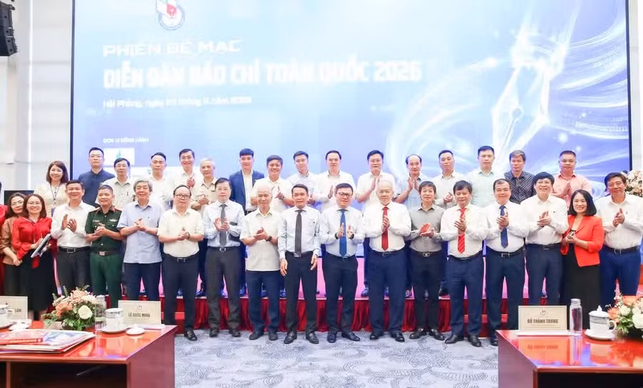 Các đại biểu chụp ảnh lưu niệm tại Phiên bế mạc Diễn đàn Báo chí toàn quốc 2026. Ảnh: Sơn Hải