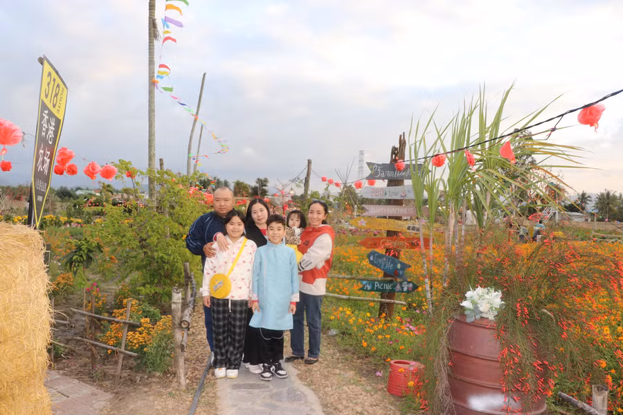 gia-dinh-chi-luong-thi-thuy-quan-le-chan-tp-hai-phong-ve-que-ngoai-an-khe-an-tet-va-du-xuan-tai-diem-vui-choi-hon-kong-farm-phuong-an-binh-anh-ngoc-minh.jpg