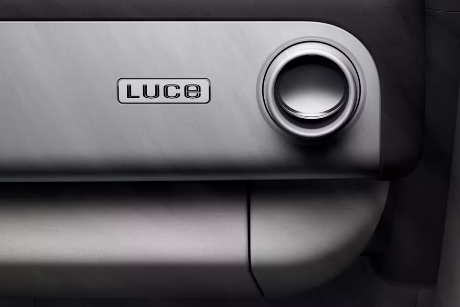 Mặc dù là một mẫu xe điện, khối lượng của Ferrari Luce chỉ vào khoảng 2.260 kg, cho ra khả năng tăng tốc 0-100 km/h chỉ trong 2,5 giây, trước khi đạt tốc độ tối đa hơn 310 km/h.