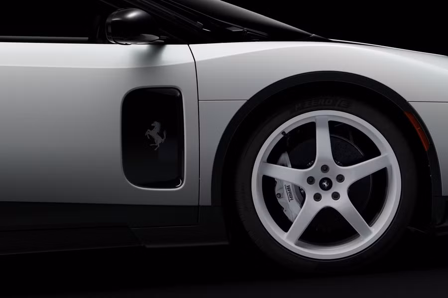 Ferrari trang bị cho mẫu xe điện này bộ mâm 5 chấu sơn trắng, kích thước 22 inch ở cầu trước và 23 inch ở cầu sau. Kết hợp với thiết kế này là cụm phanh bespoke sơn trắng và logo "Prancing Horse" màu trắng trang trí phía sau hốc bánh trước.